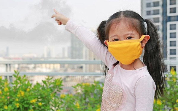 Tránh môi trường ô nhiễm, nhiều khói bụi khi trẻ bị viêm họng